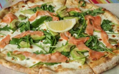 Pizza med avokado, lax och rucola