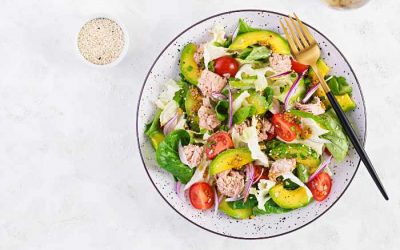 Tonfisksallad med sallad, tomater, avokado och rödlök