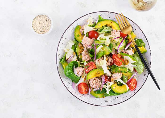 Tonfisksallad med sallad, tomater, avokado och rödlök